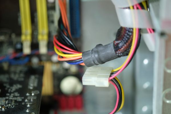 Comment choisir la goulotte adaptée à vos câbles électriques ?