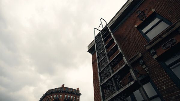 Sécurisez vos bâtiments : pourquoi installer une trappe de désenfumage