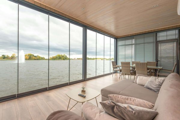 Quelle est la meilleure façon d'intégrer une baie vitrée dans une maison en bois?