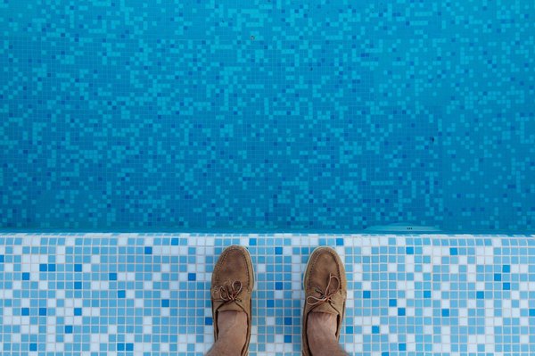 Comment choisir une piscine à fond de verre pour un effet suspendu spectaculaire ?